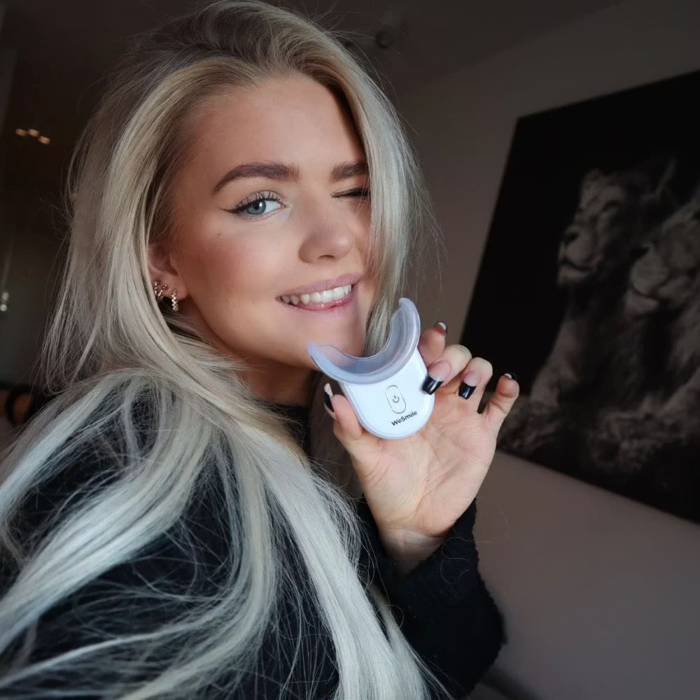 Wilma Tillander, innholdsskaper, holder LED-boosteren med skinnen