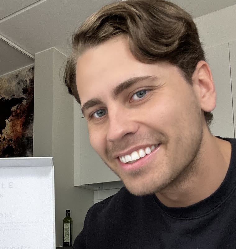 Christoffer Gustavsson smiler ved siden av det åpnede tannblekingssettet