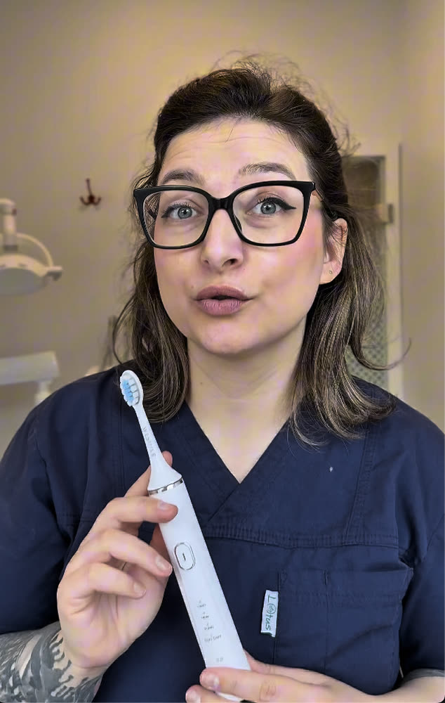 Denisa Romanescu, tannpleier, med WeSmiles soniske tannbørste på klinikken sin